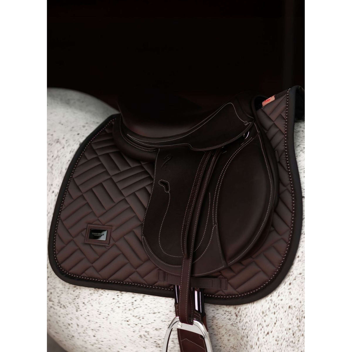 Equestrian Stockholm Mantilla Modern saltando Modern Mocha