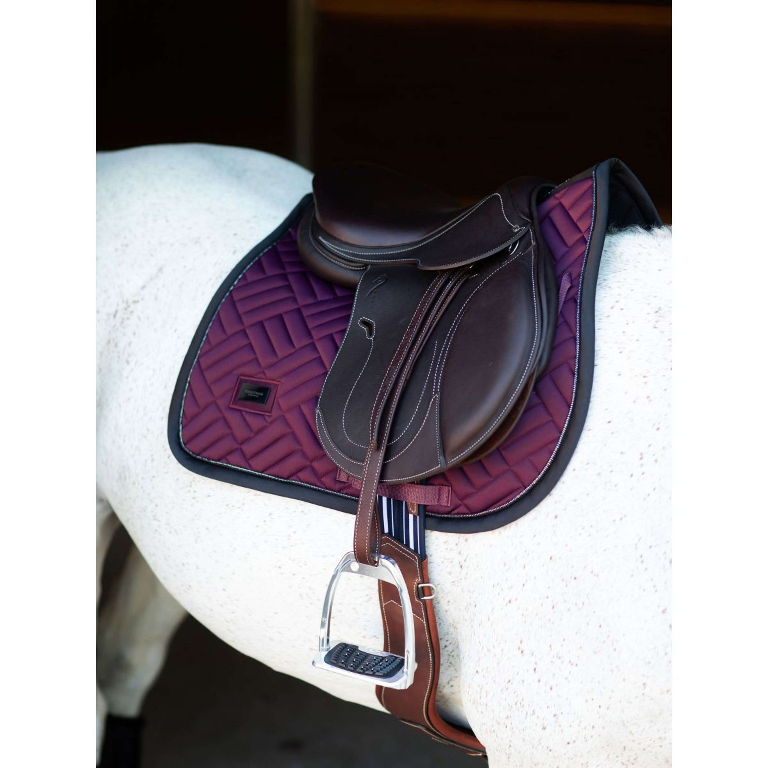 Equestrian Stockholm Mantilla Modern saltando Purple Night
