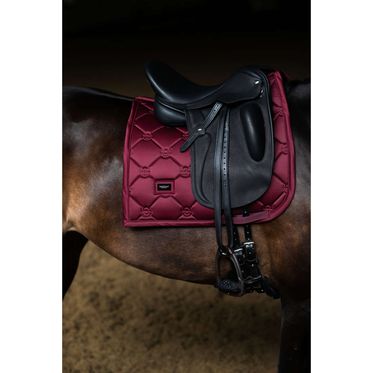 Equestrian Stockholm Mantilla Satin Doma Clásica Merlot