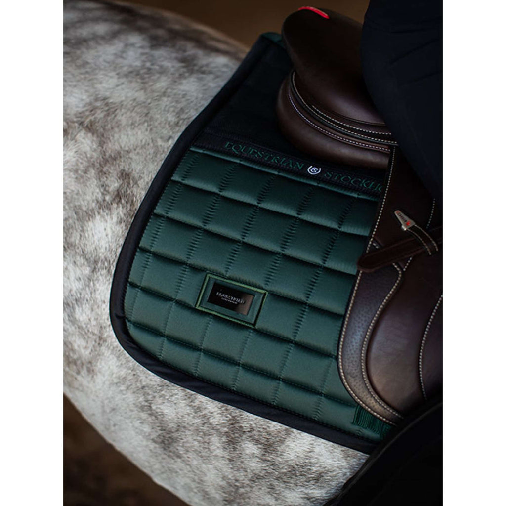 Equestrian Stockholm Mantilla Sportive saltando Sycamore Green