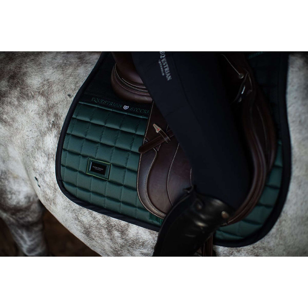 Equestrian Stockholm Mantilla Sportive saltando Sycamore Green
