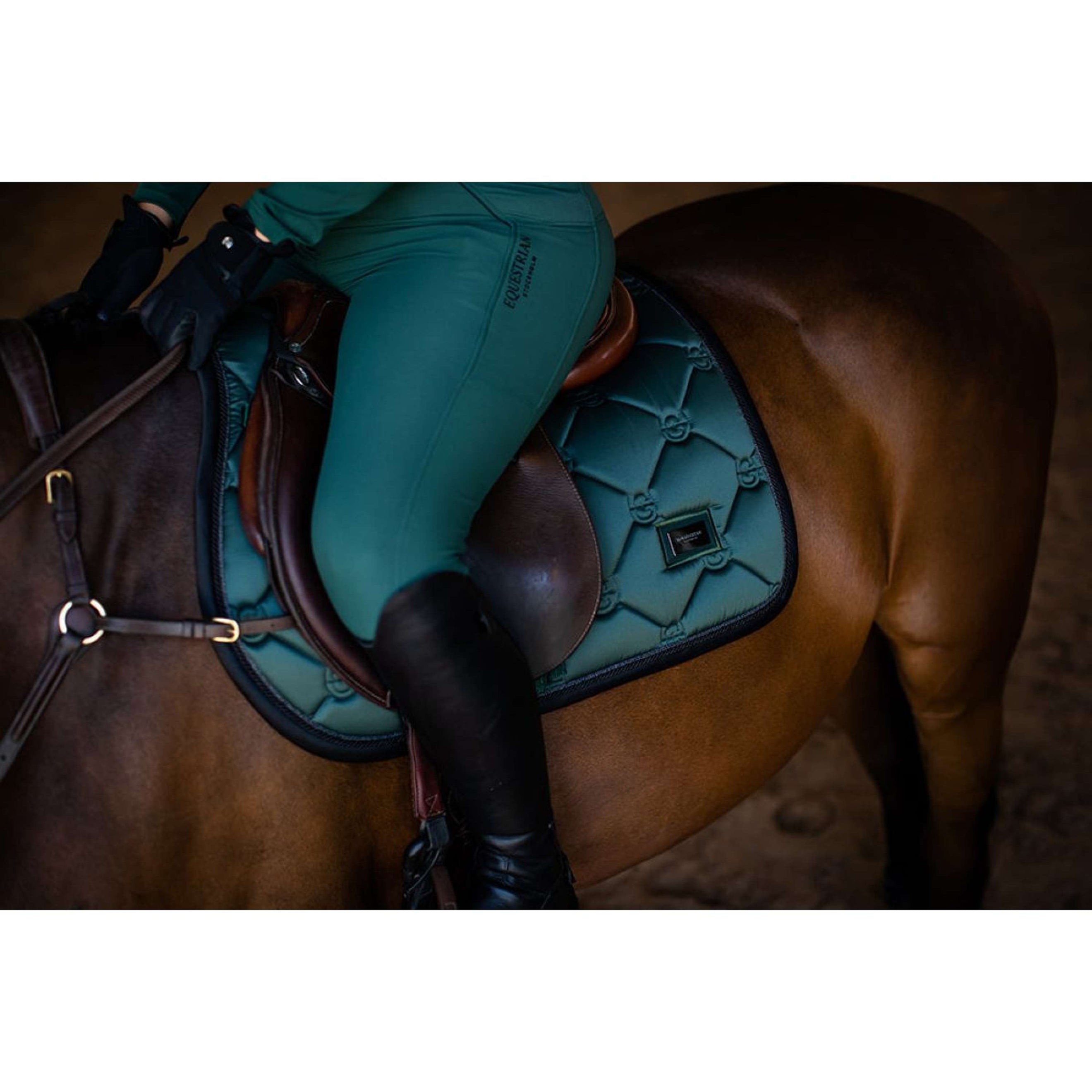 Equestrian Stockholm Mantilla saltando Sycamore Green Equestrian Stockholm Mantilla saltando Sycamore Green