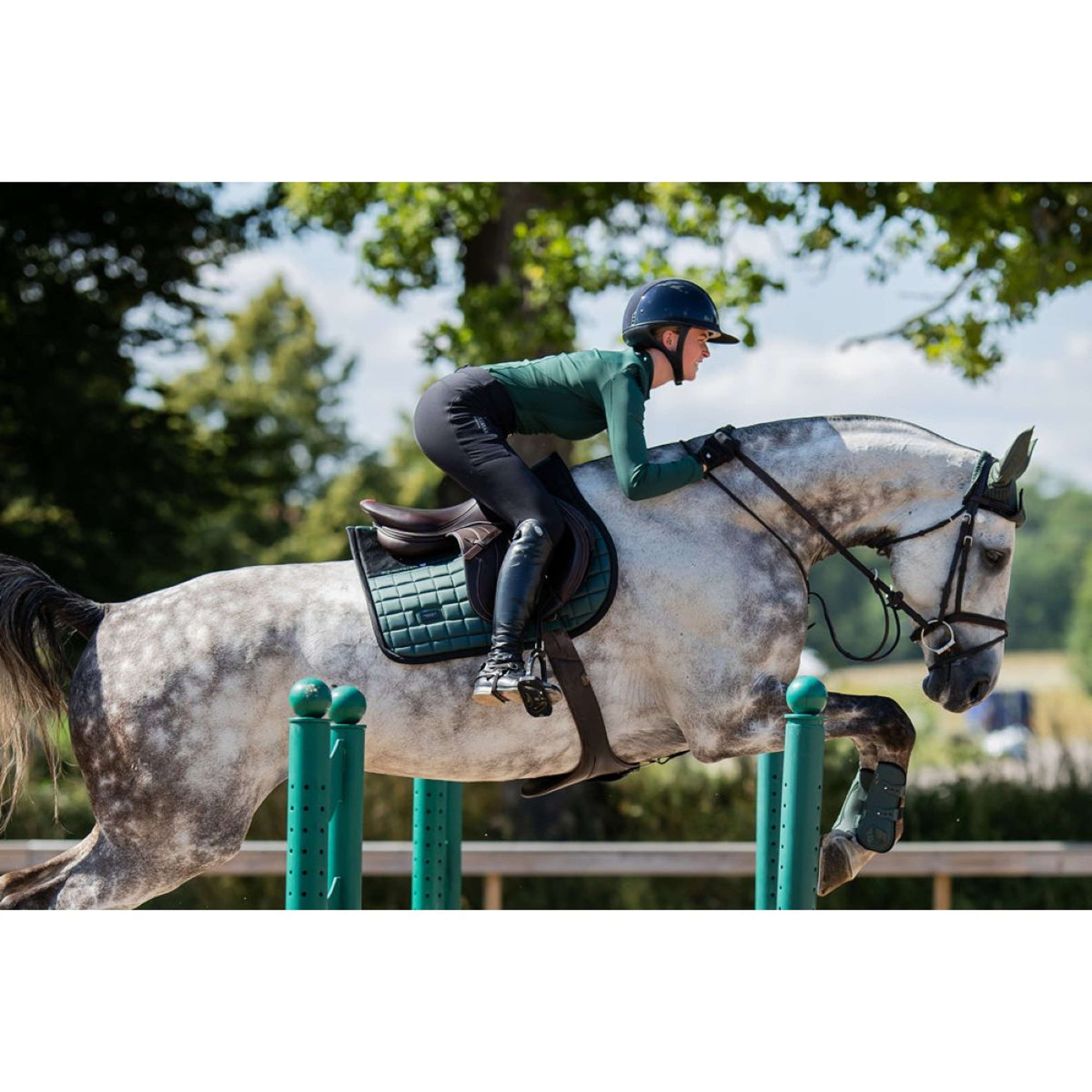 Equestrian Stockholm Mantilla Sportive saltando Sycamore Green
