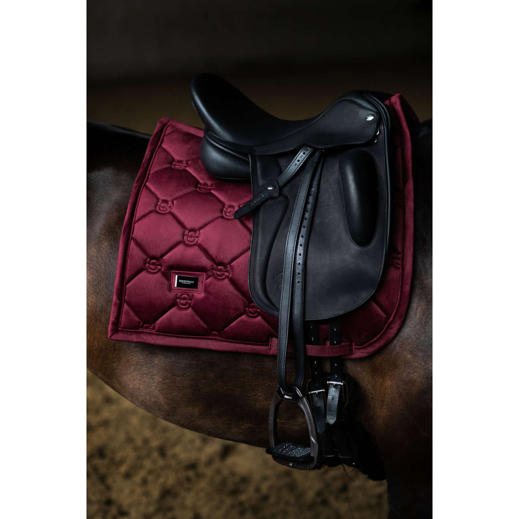 Equestrian Stockholm Mantilla Velvet Doma Clásica Merlot