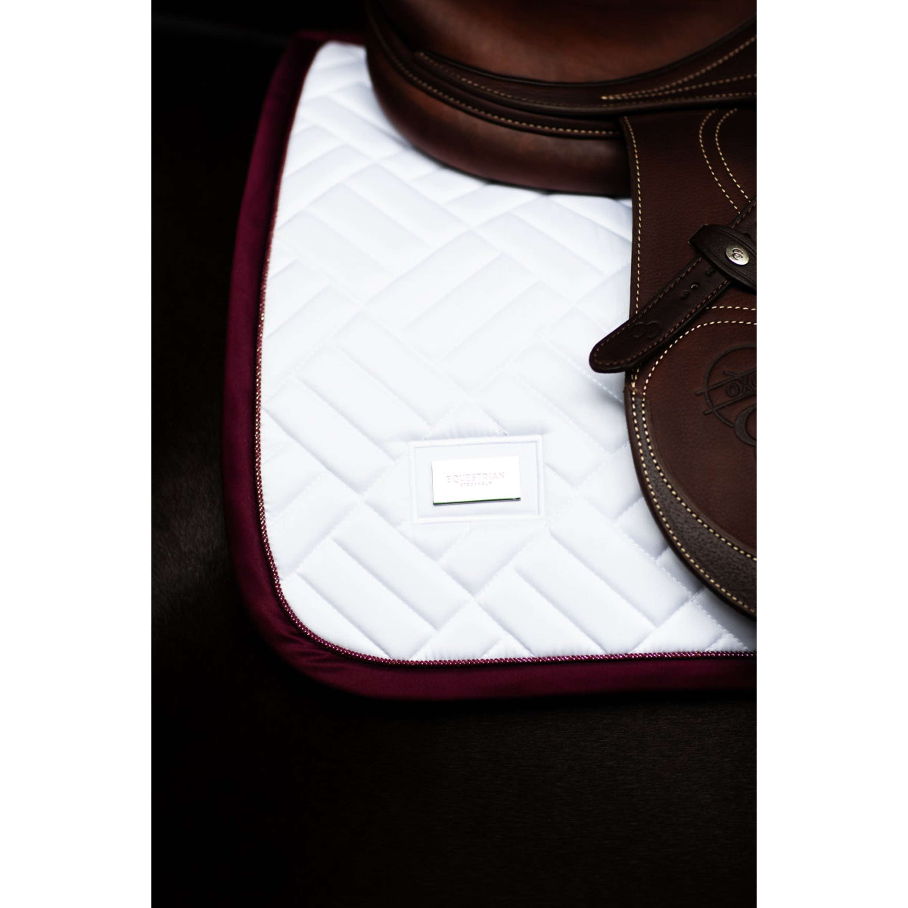 Equestrian Stockholm Mantilla Modern Saltando Blanco/Merlot