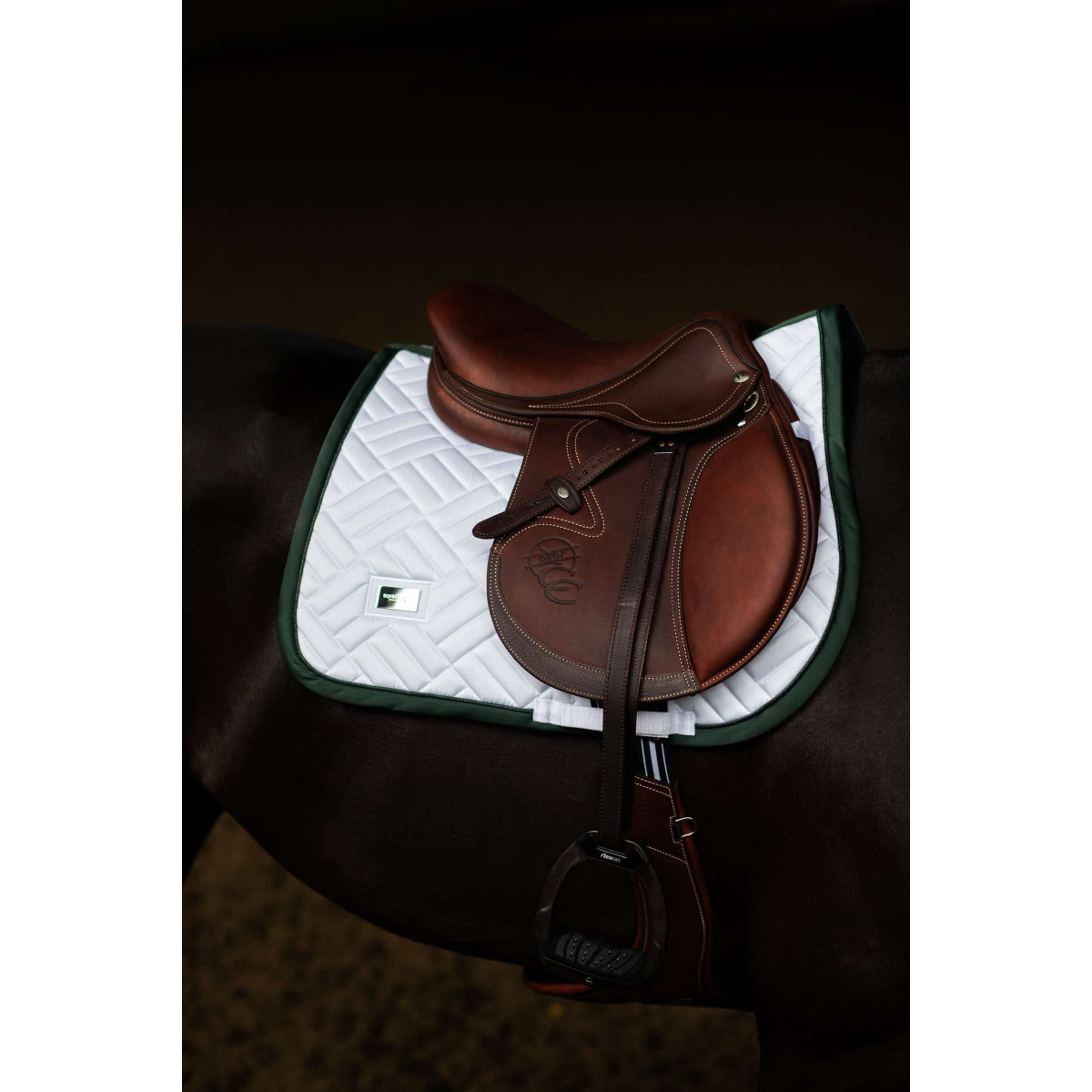 Equestrian Stockholm Mantilla Modern Saltando Blanco/Sycamore Green