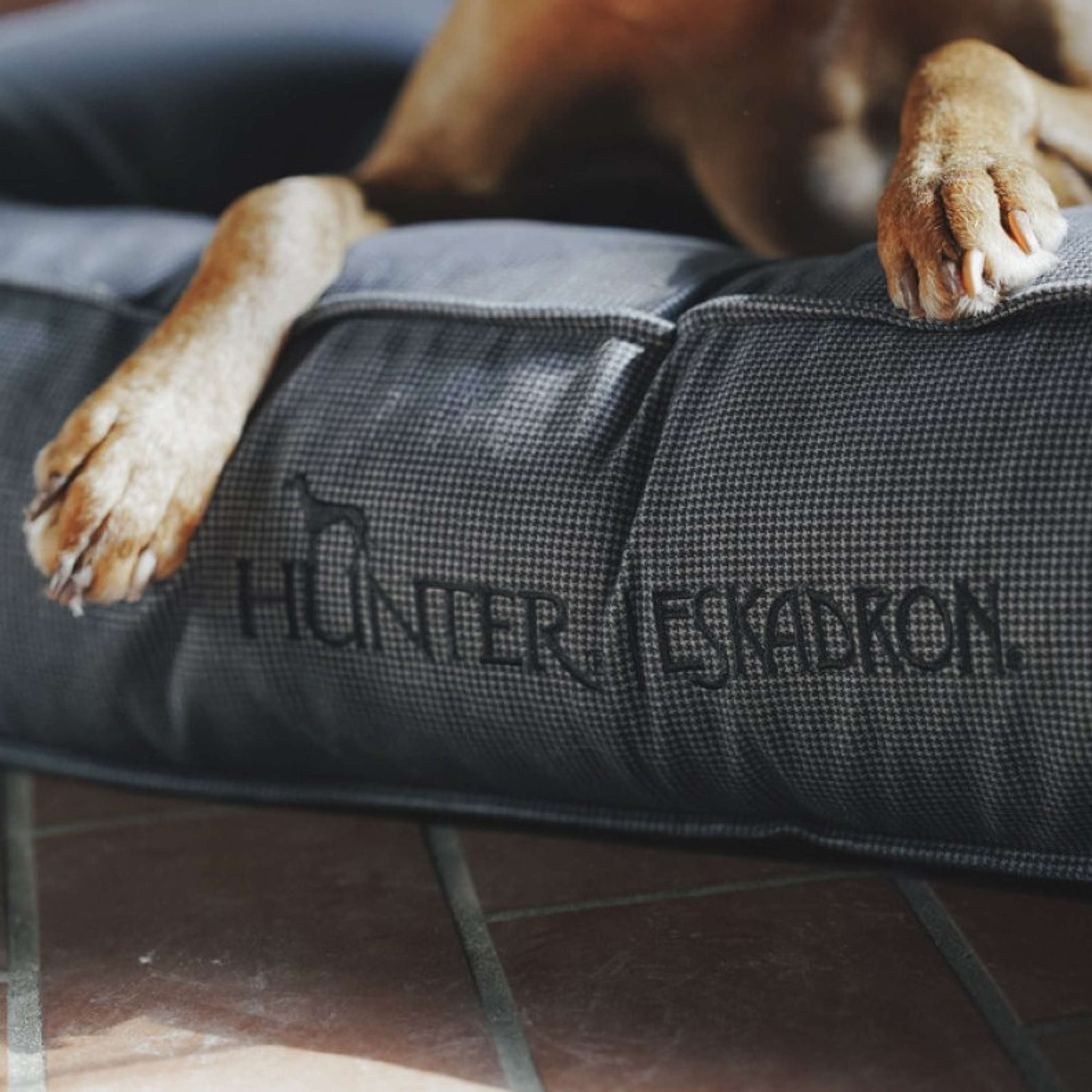 Hunter x Eskadron Cama para Perro Chester Antracita a cuadros