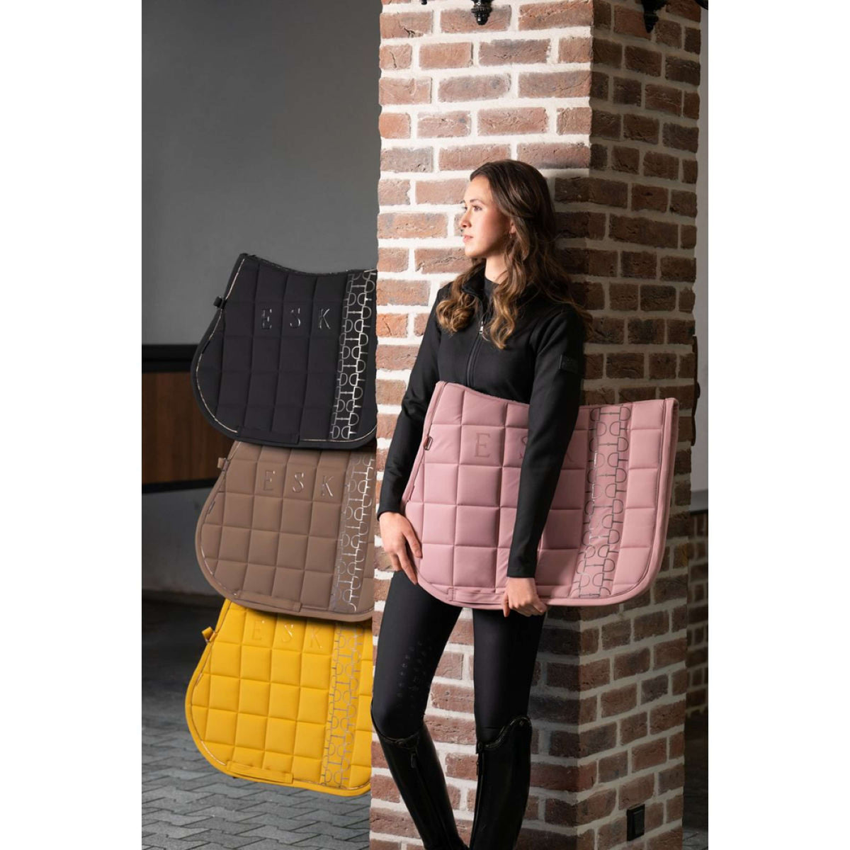 Eskadron Mantilla Big Square Softshell Platinum '25 Doma clásica Soft Rouge