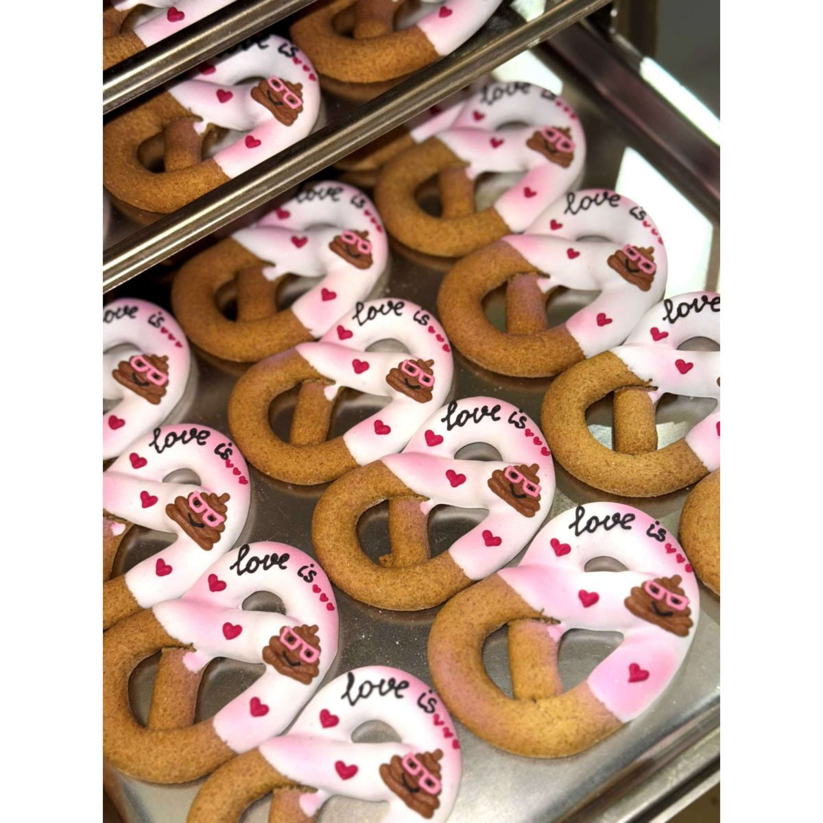 Candy Horse Love Galletaa Iced Pretzel