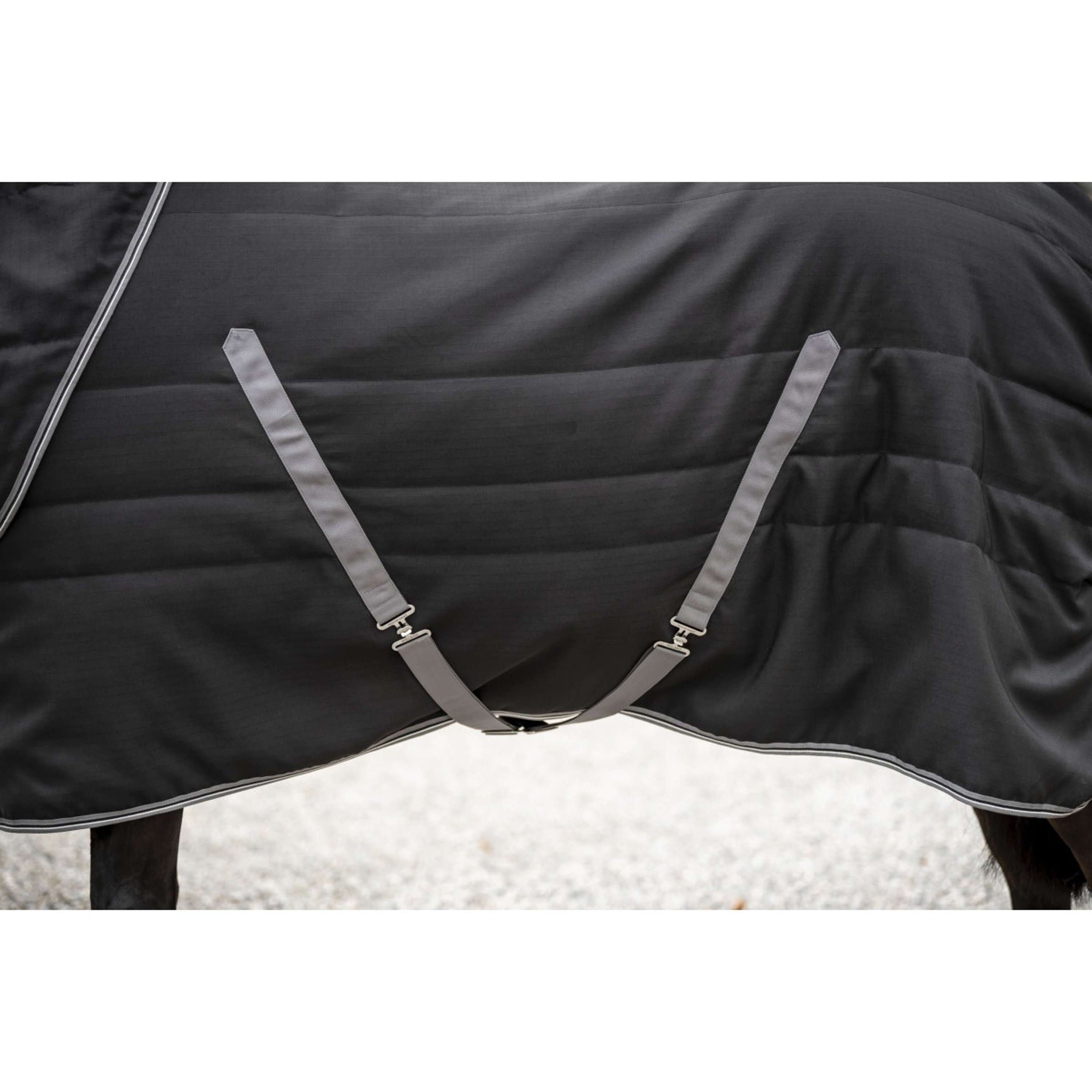 Rambo Manta de Establo 200g Black/Thunderstorm Grey/Silver Rambo Manta de Establo 200g Black/Thunderstorm Grey/Silver