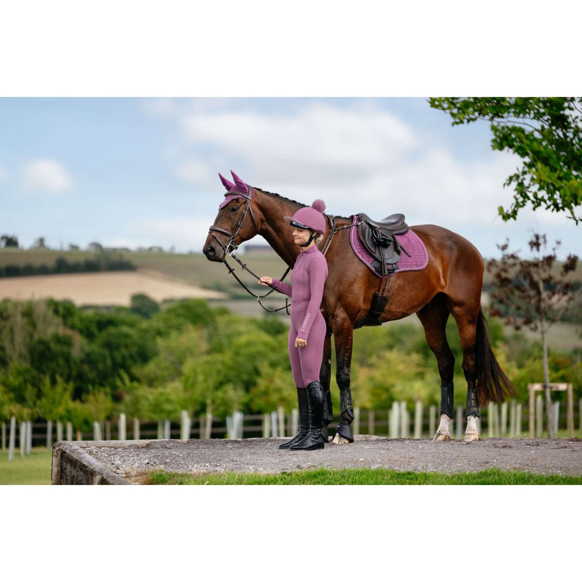 LeMieux Mantilla Suede Close Contact Square saltando Mallow