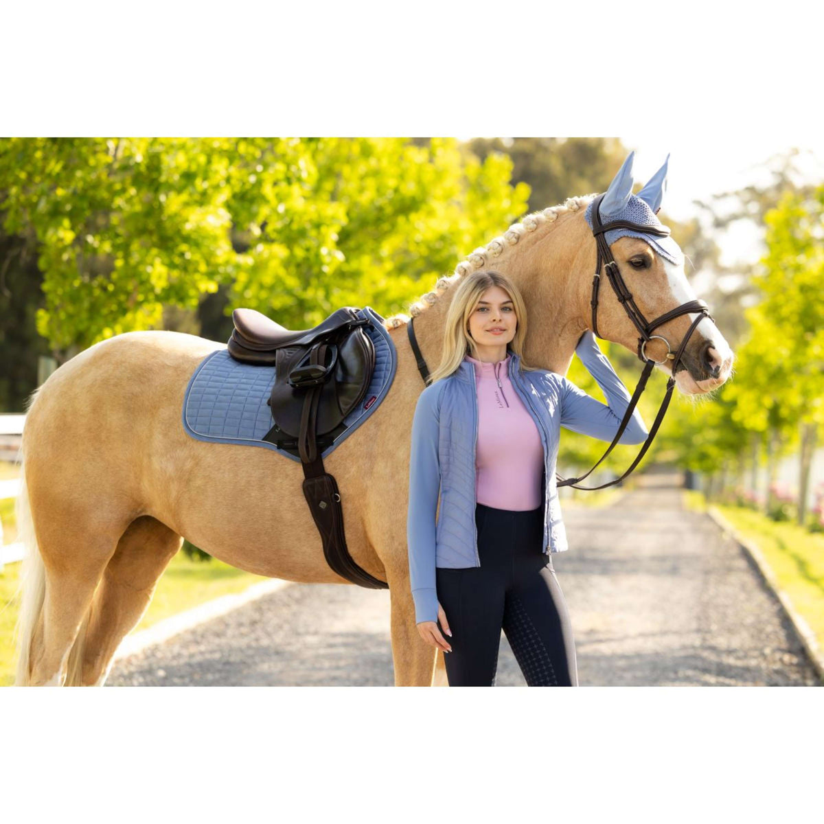 LeMieux Mantilla Suede Close Contact Square saltando Powder Blue