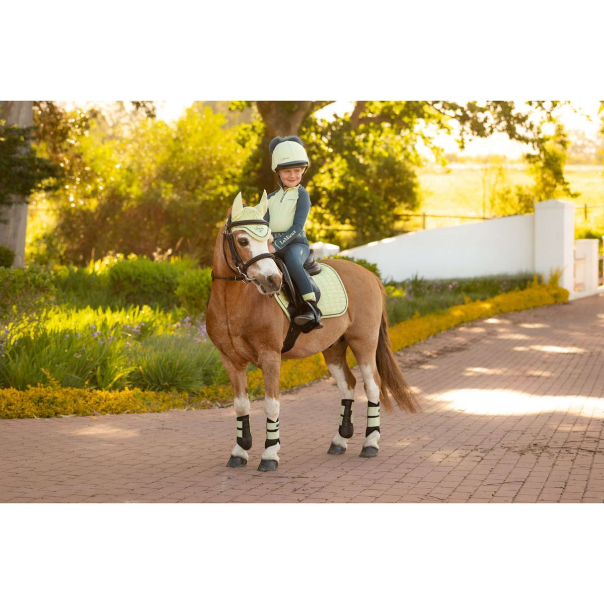 LeMieux Mantilla Mini Suede Close Contact Square saltando Macaron