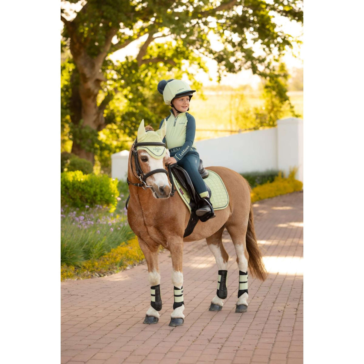 LeMieux Mantilla Mini Suede Close Contact Square saltando Macaron