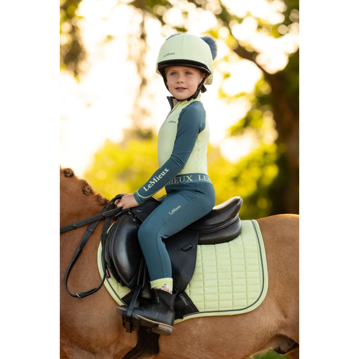 LeMieux Mantilla Mini Suede Close Contact Square saltando Macaron