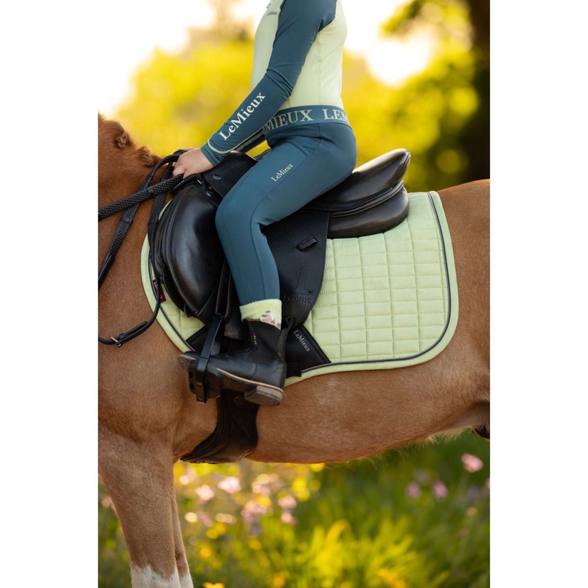 LeMieux Mantilla Mini Suede Close Contact Square saltando Macaron