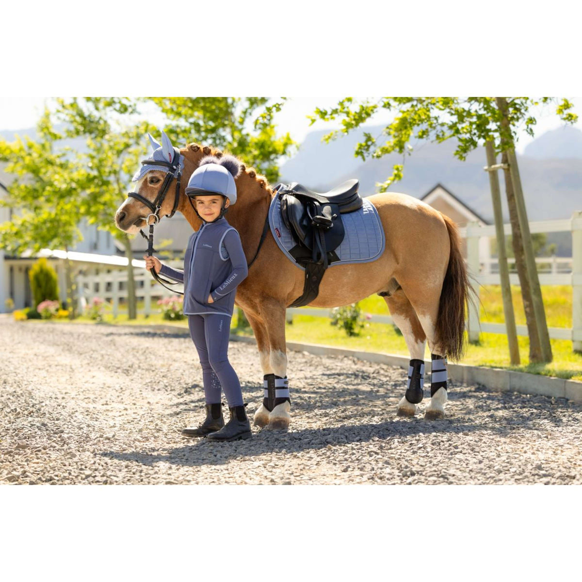 LeMieux Mantilla Mini Suede Close Contact Square saltando Powder Blue