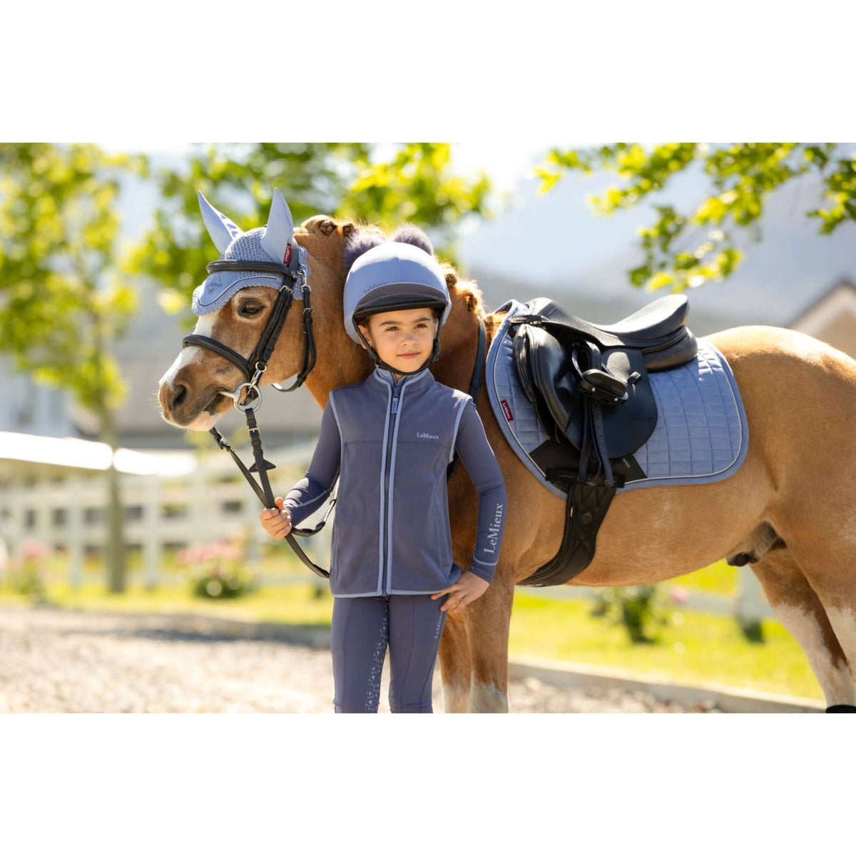 LeMieux Mantilla Mini Suede Close Contact Square saltando Powder Blue