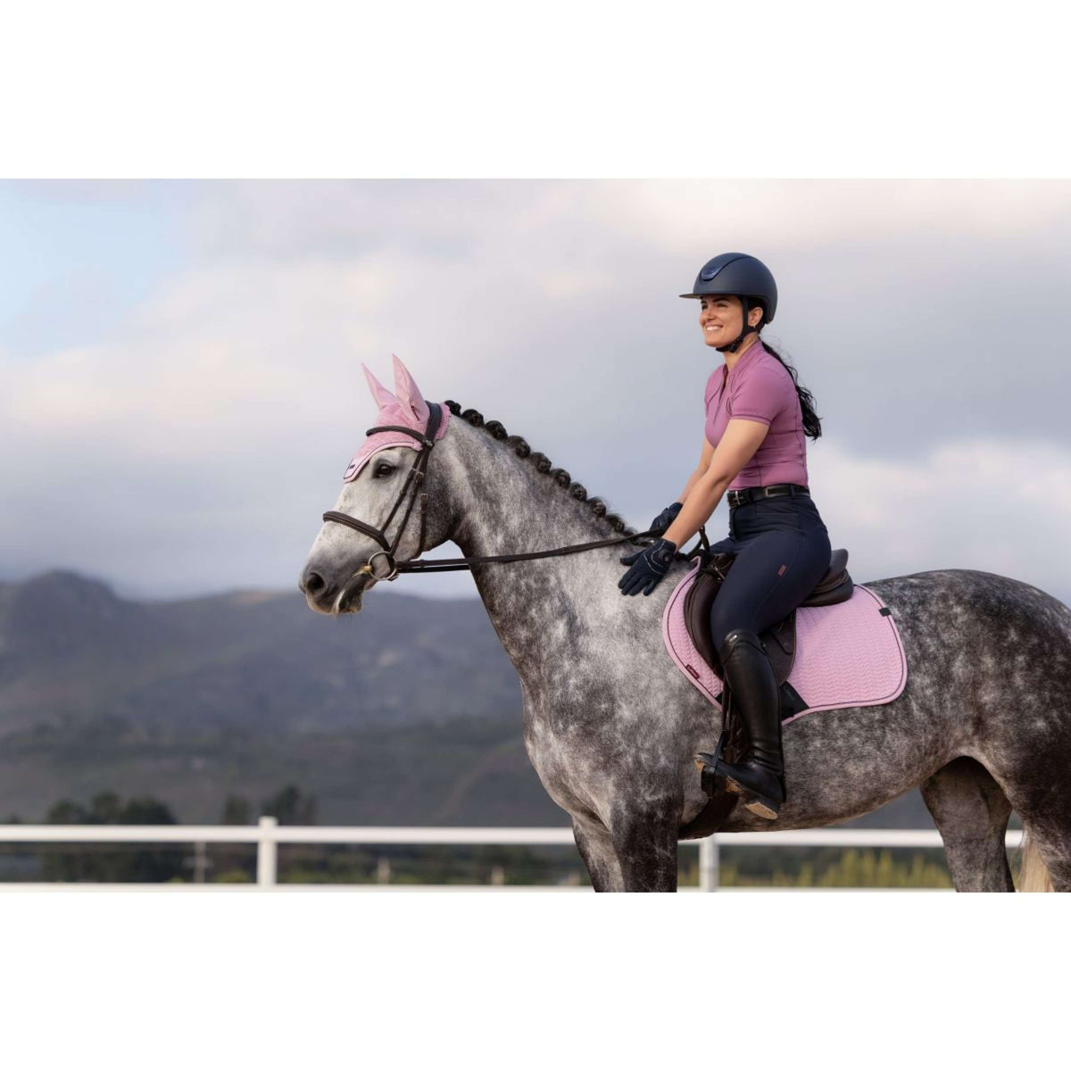 LeMieux Mantilla Essence Close Contact Square saltando Fondant