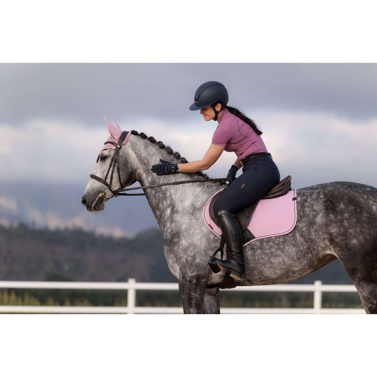 LeMieux Mantilla Essence Close Contact Square saltando Fondant