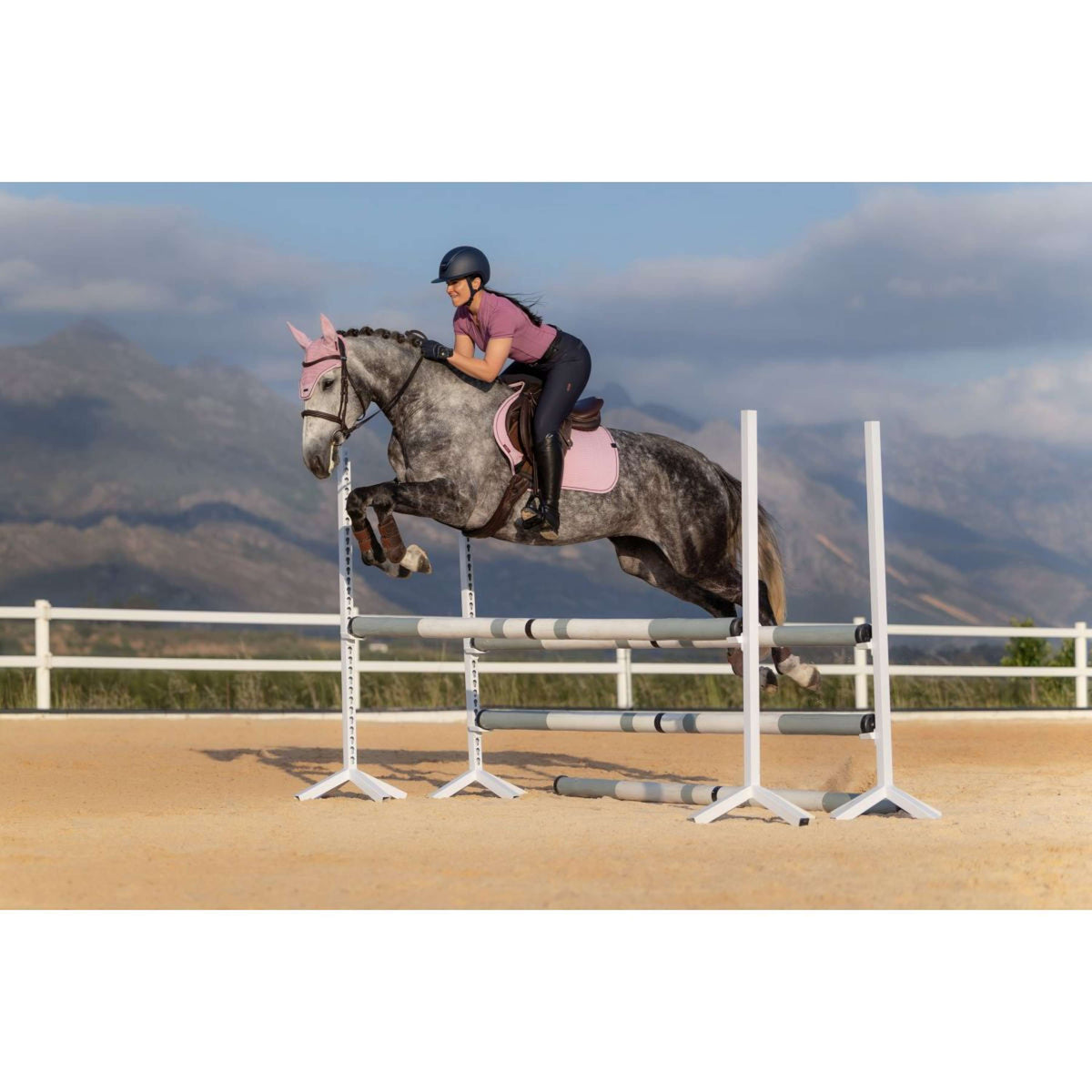 LeMieux Mantilla Essence Close Contact Square saltando Fondant