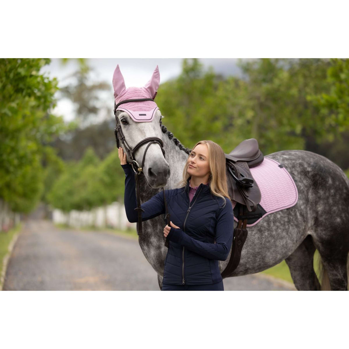 LeMieux Mantilla Essence Close Contact Square saltando Fondant