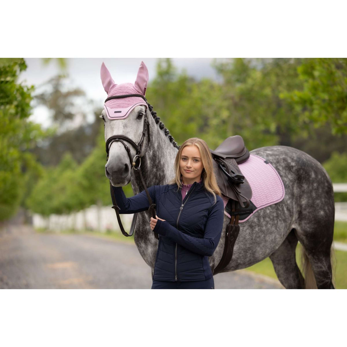 LeMieux Mantilla Essence Close Contact Square saltando Fondant