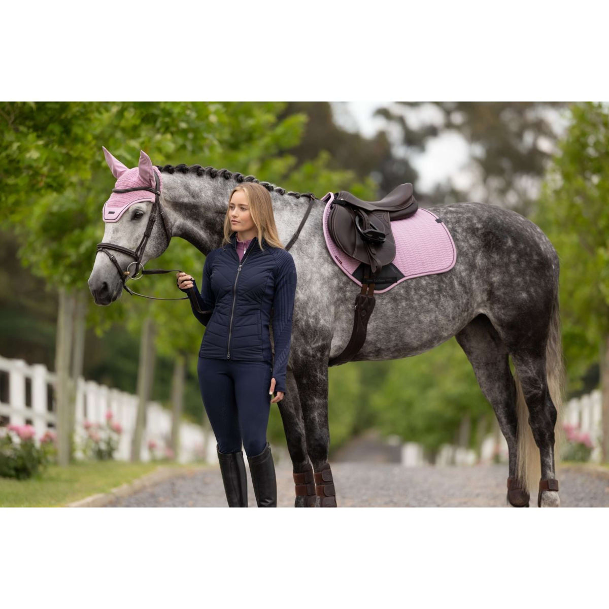 LeMieux Mantilla Essence Close Contact Square saltando Fondant