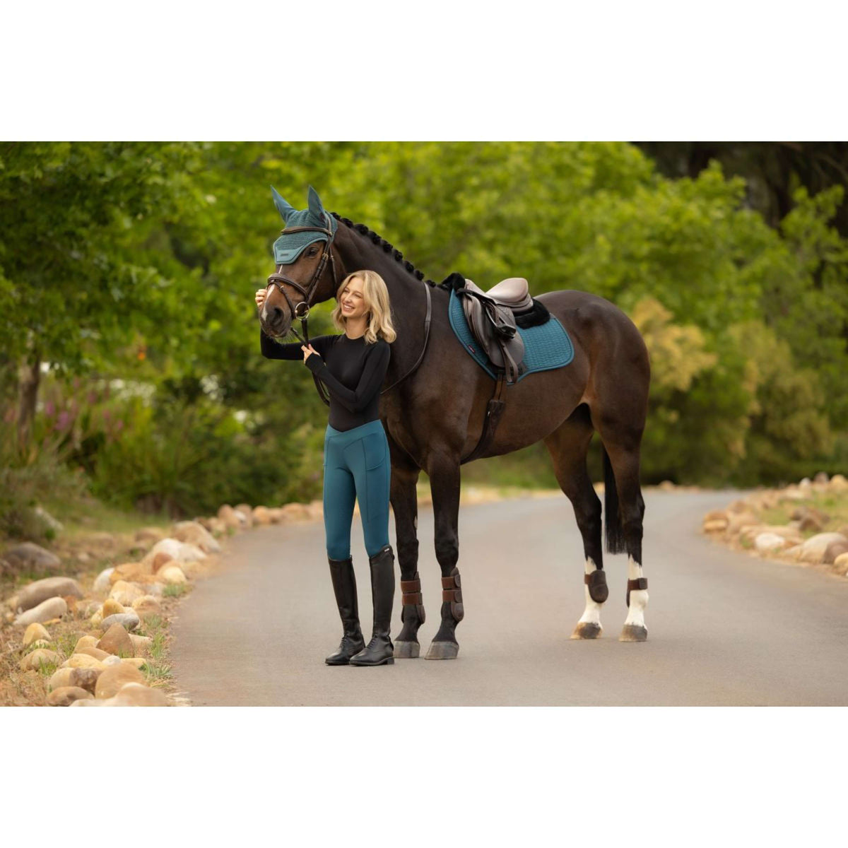 LeMieux Mantilla Merino+ Essence Close Contact Square saltando Jungle