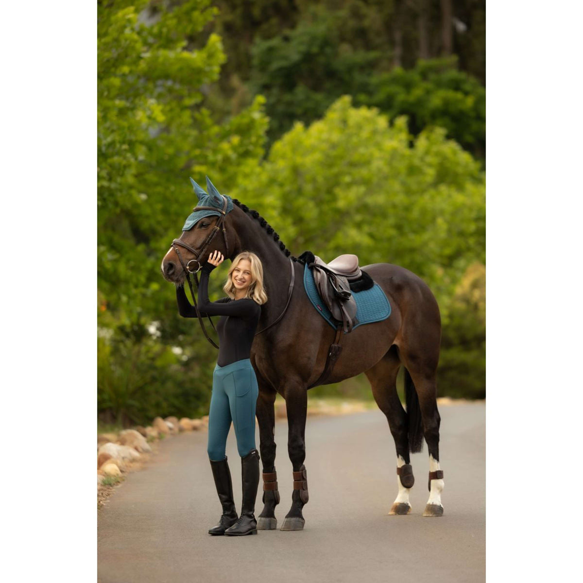 LeMieux Mantilla Merino+ Essence Close Contact Square saltando Jungle