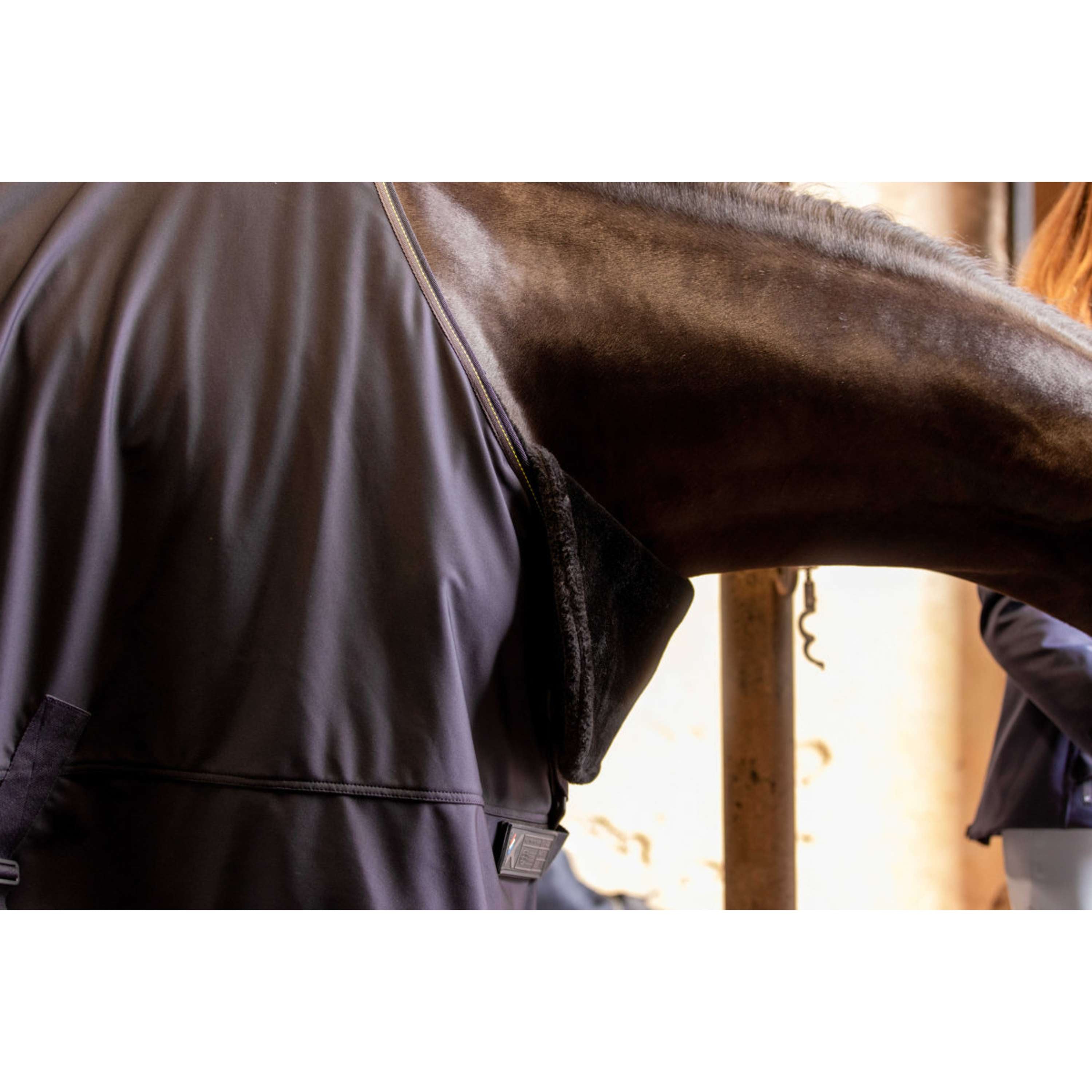 K by EQUITHÈME Protector de Hombros Warm Negro