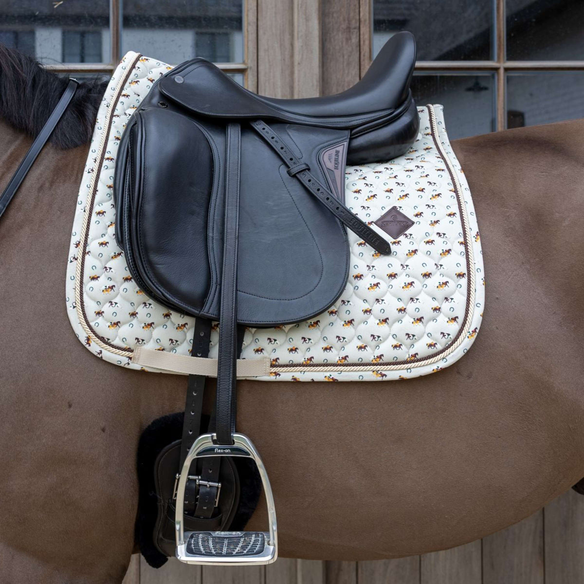 Kentucky Mantilla Velvet Horse Printing Doma clásica Beige