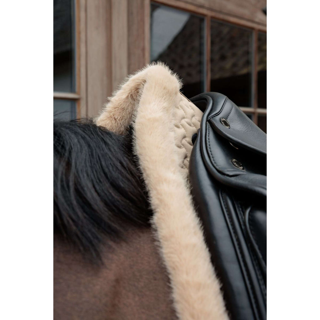 Kentucky Horsewear Mantilla Fake Fur Onion Quilt Doma clásica Beige