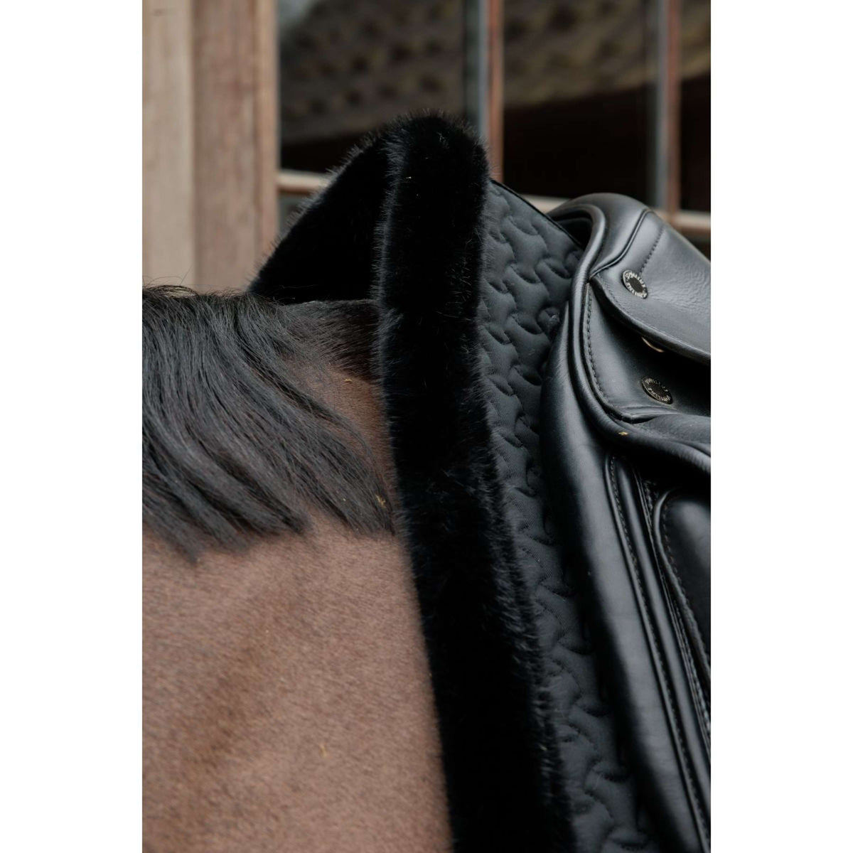 Kentucky Horsewear Mantilla Fake Fur Onion Quilt Doma clásica Negro