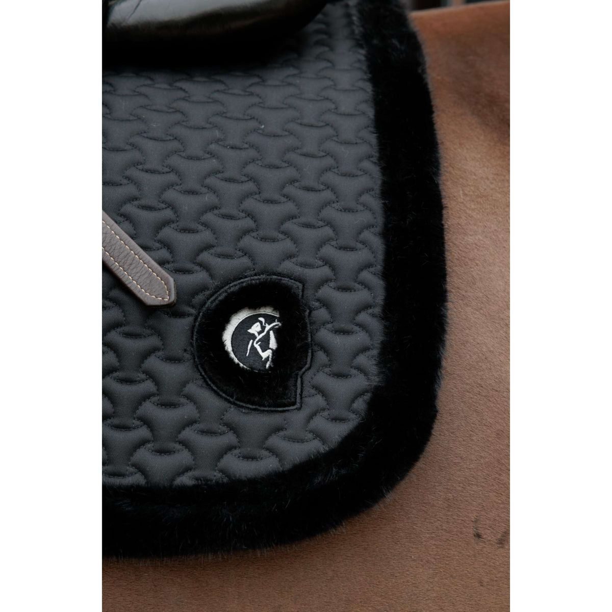 Kentucky Horsewear Mantilla Fake Fur Onion Quilt saltando Negro
