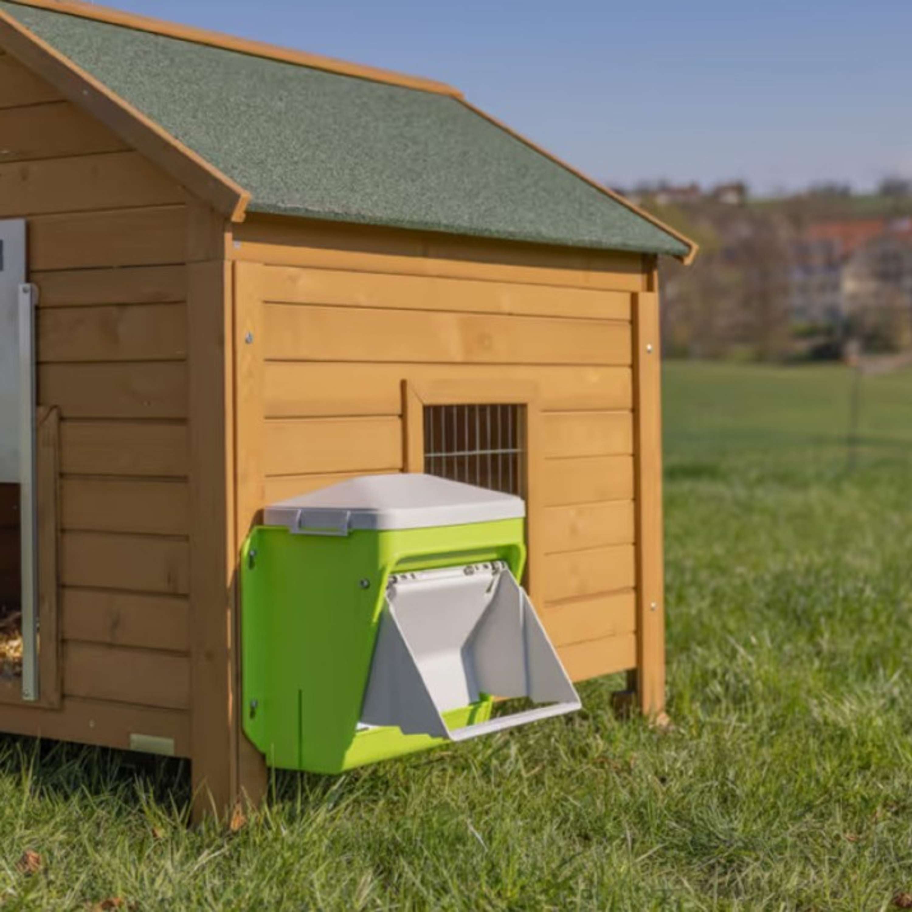 Kerbl Alimentador Automático con Solapa Protectora Verde