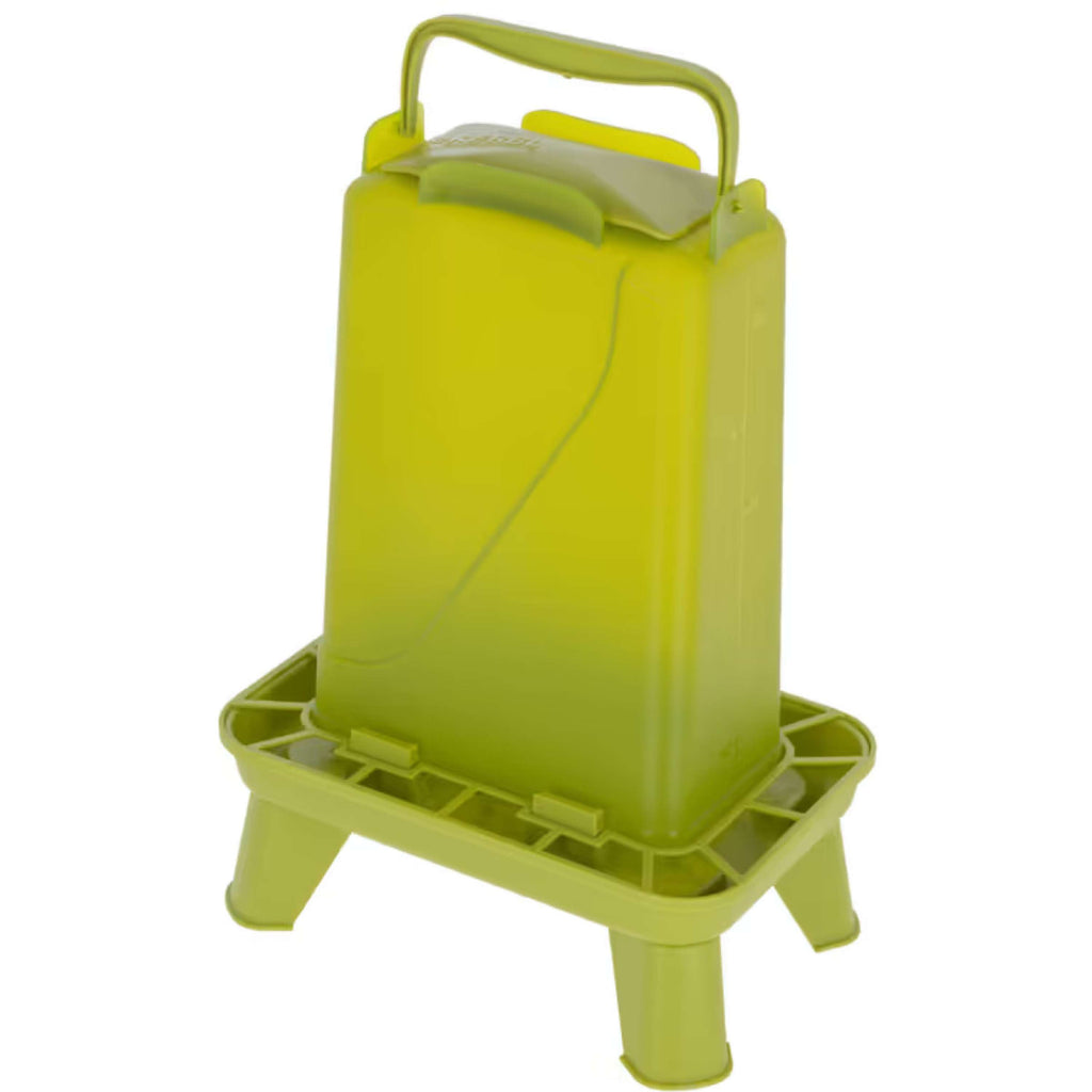 Kerbl Alimentador Automático en un soporte Verde