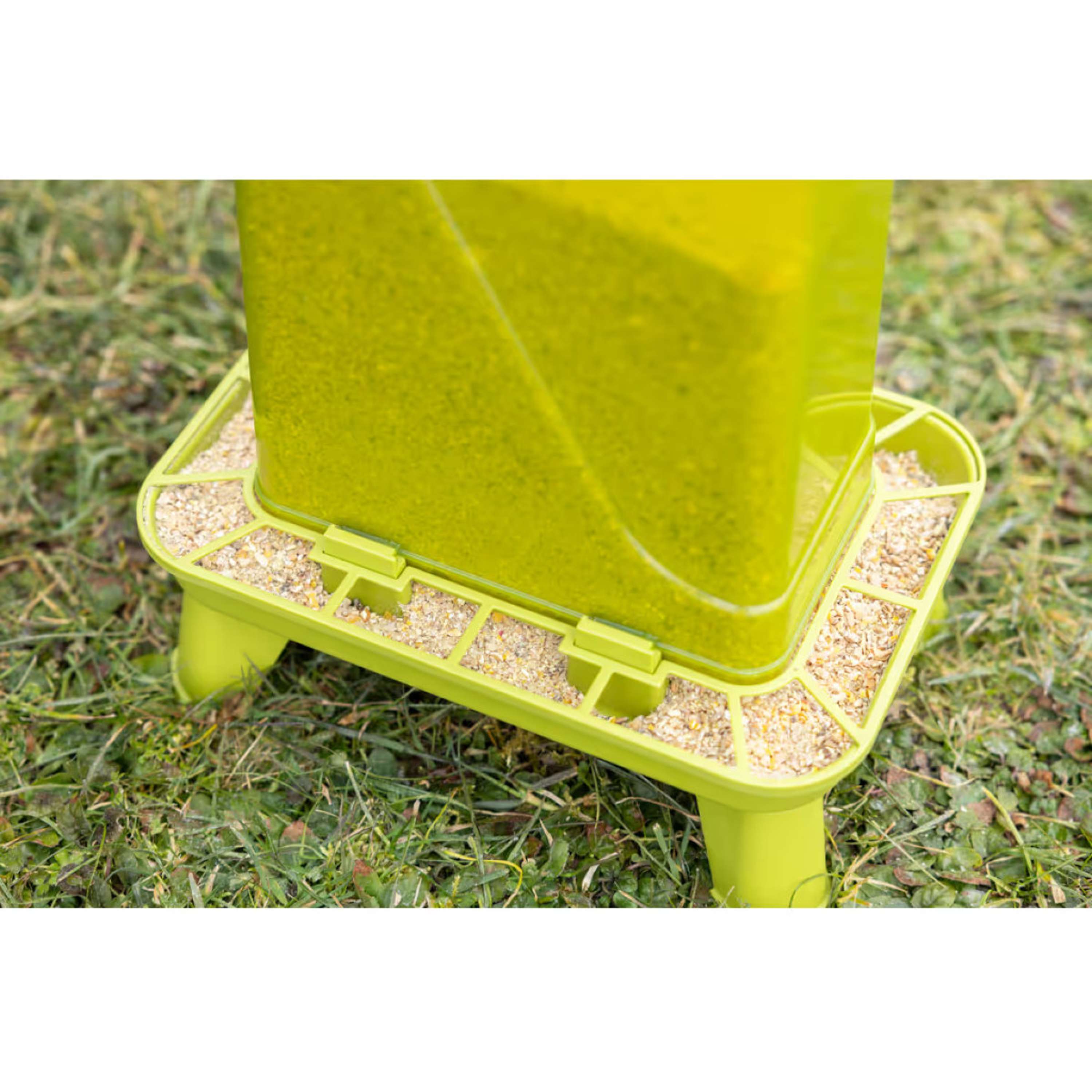 Kerbl Alimentador Automático en un soporte Verde