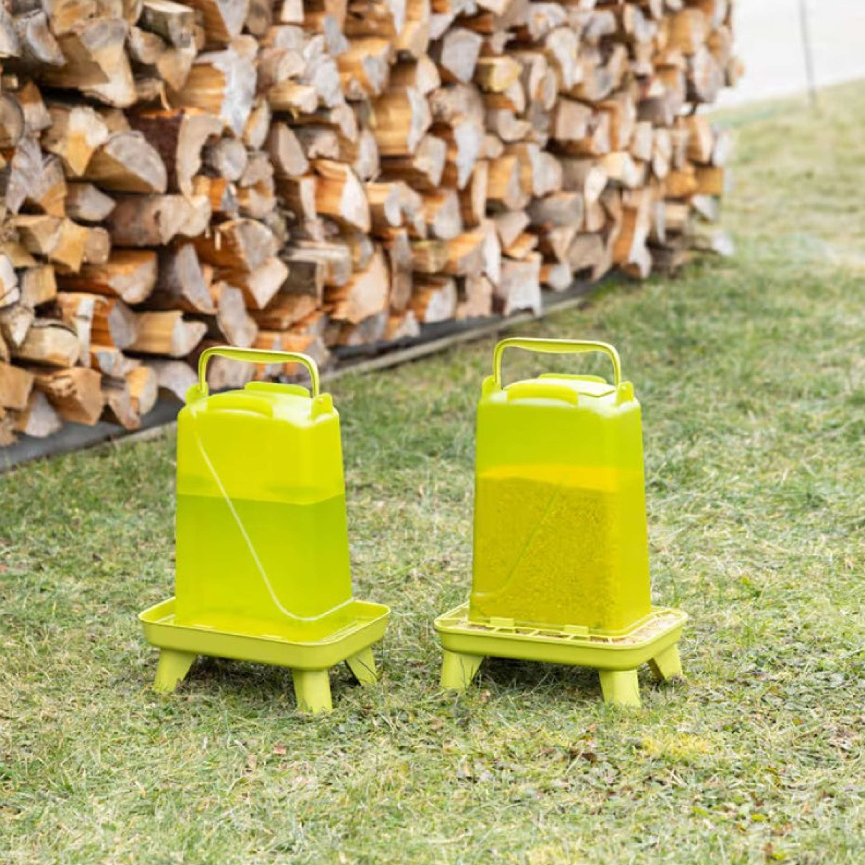 Kerbl Alimentador Automático en un soporte Verde