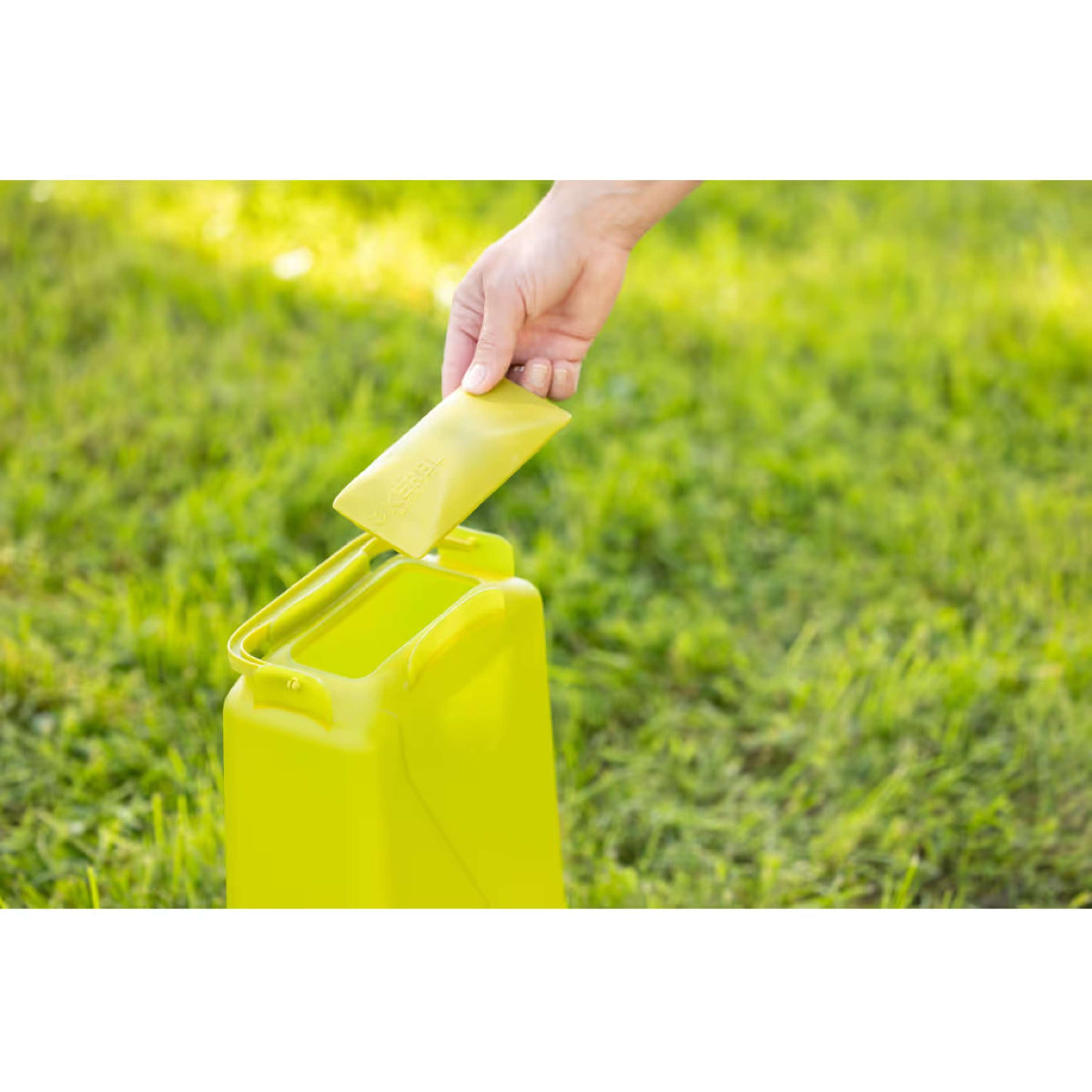 Kerbl Alimentador Automático en un soporte Verde