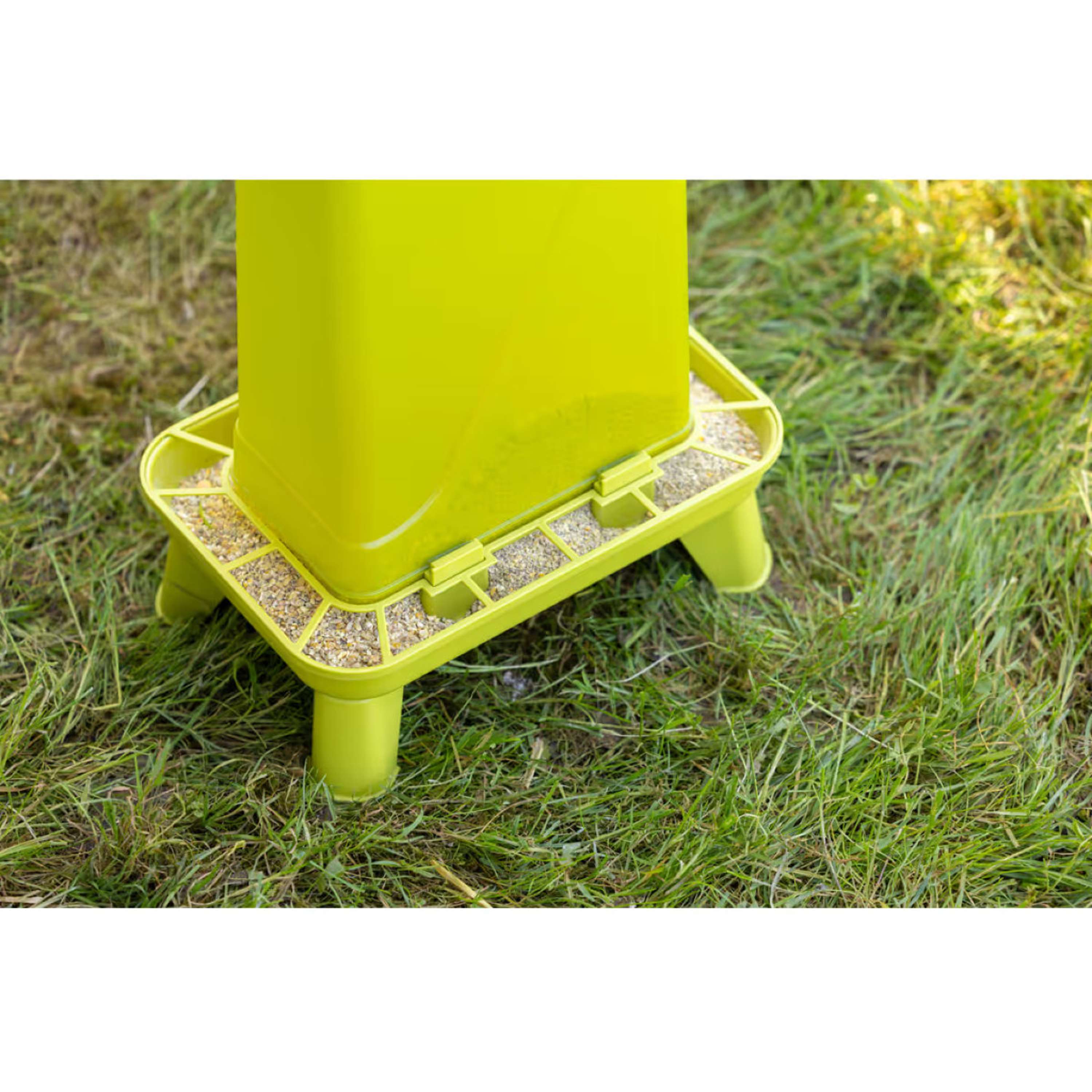 Kerbl Alimentador Automático en un soporte Verde