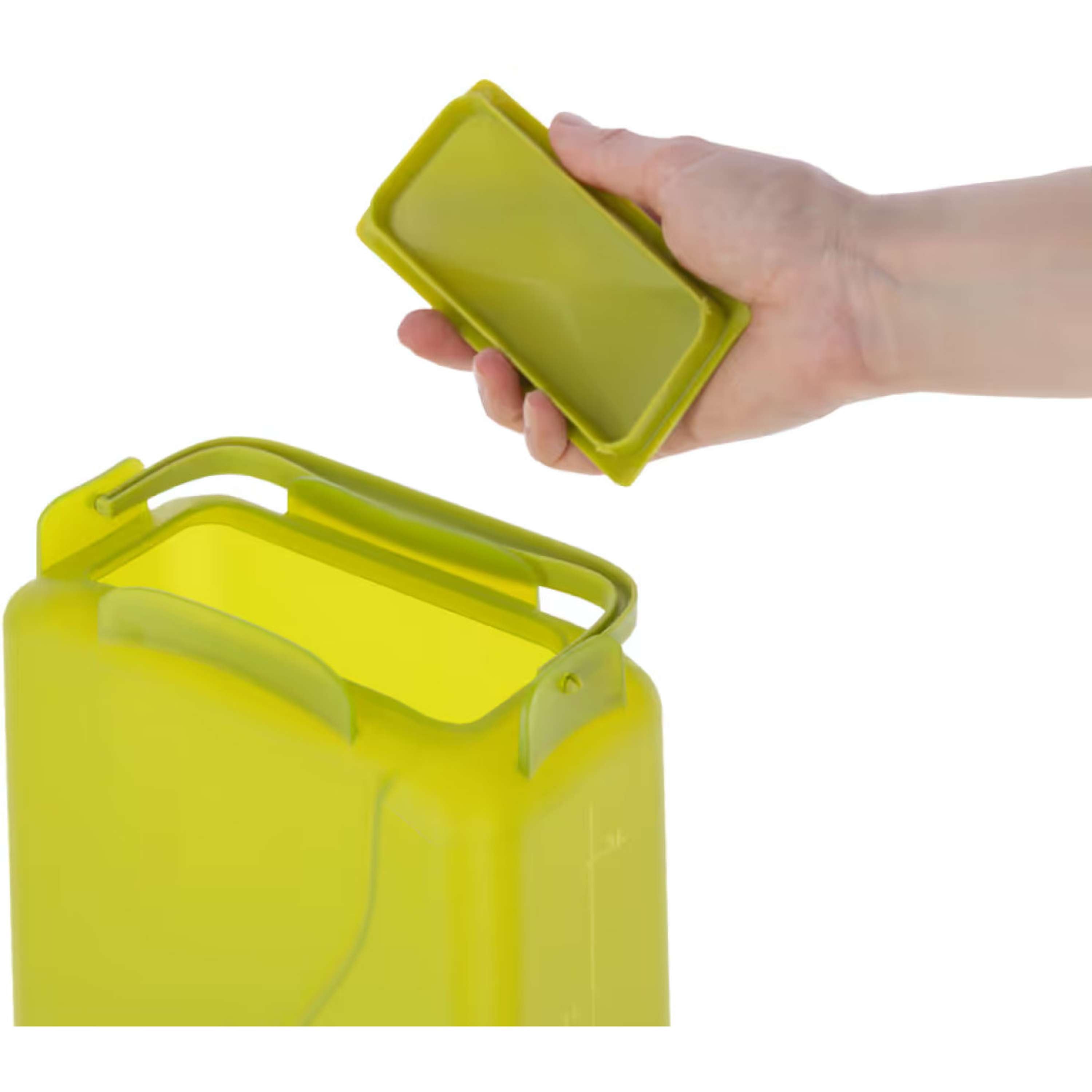 Kerbl Alimentador Automático en un soporte Verde