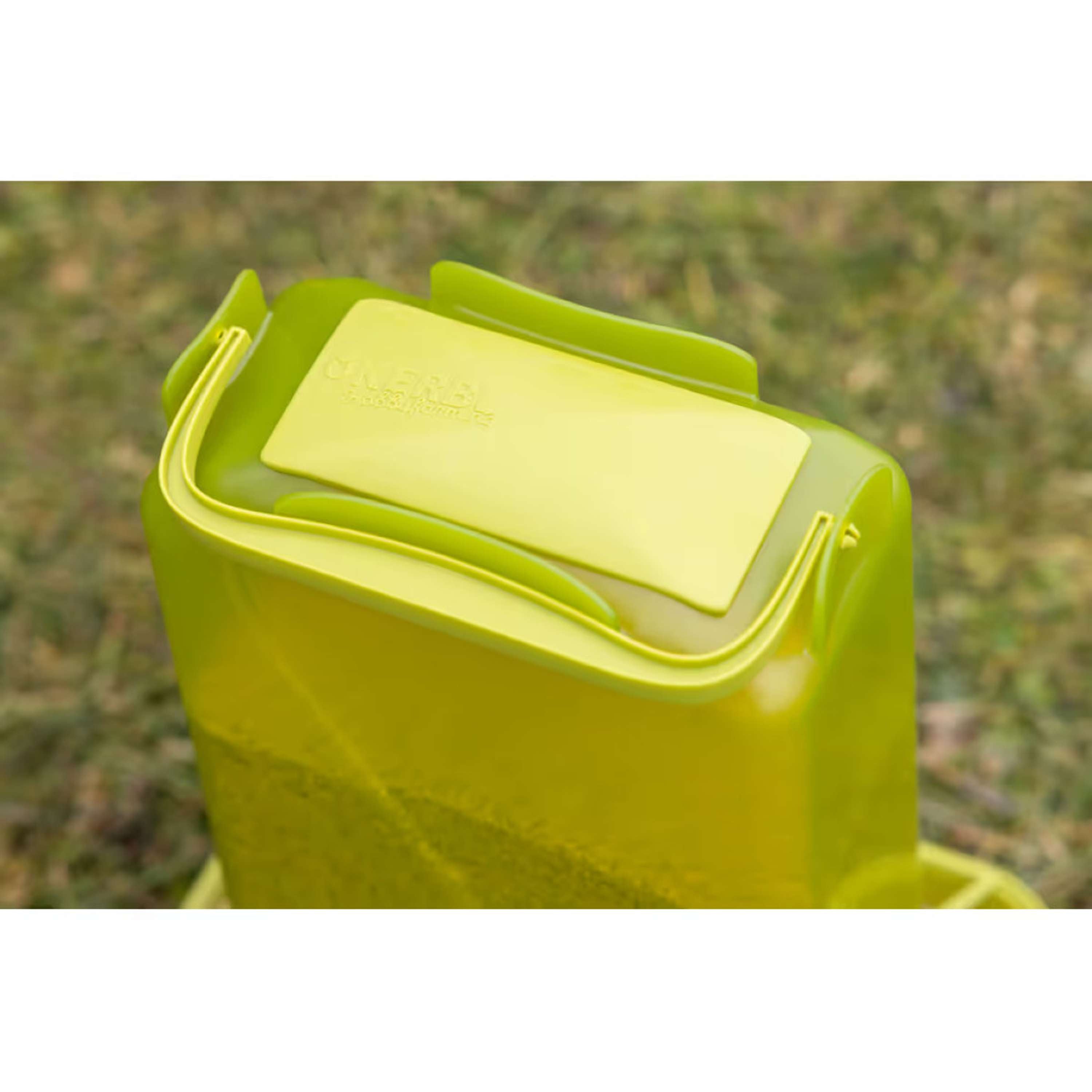 Kerbl Alimentador Automático en un soporte Verde