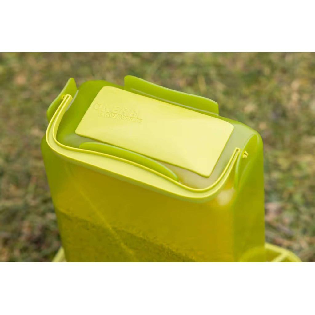 Kerbl Alimentador Automático en un soporte Verde