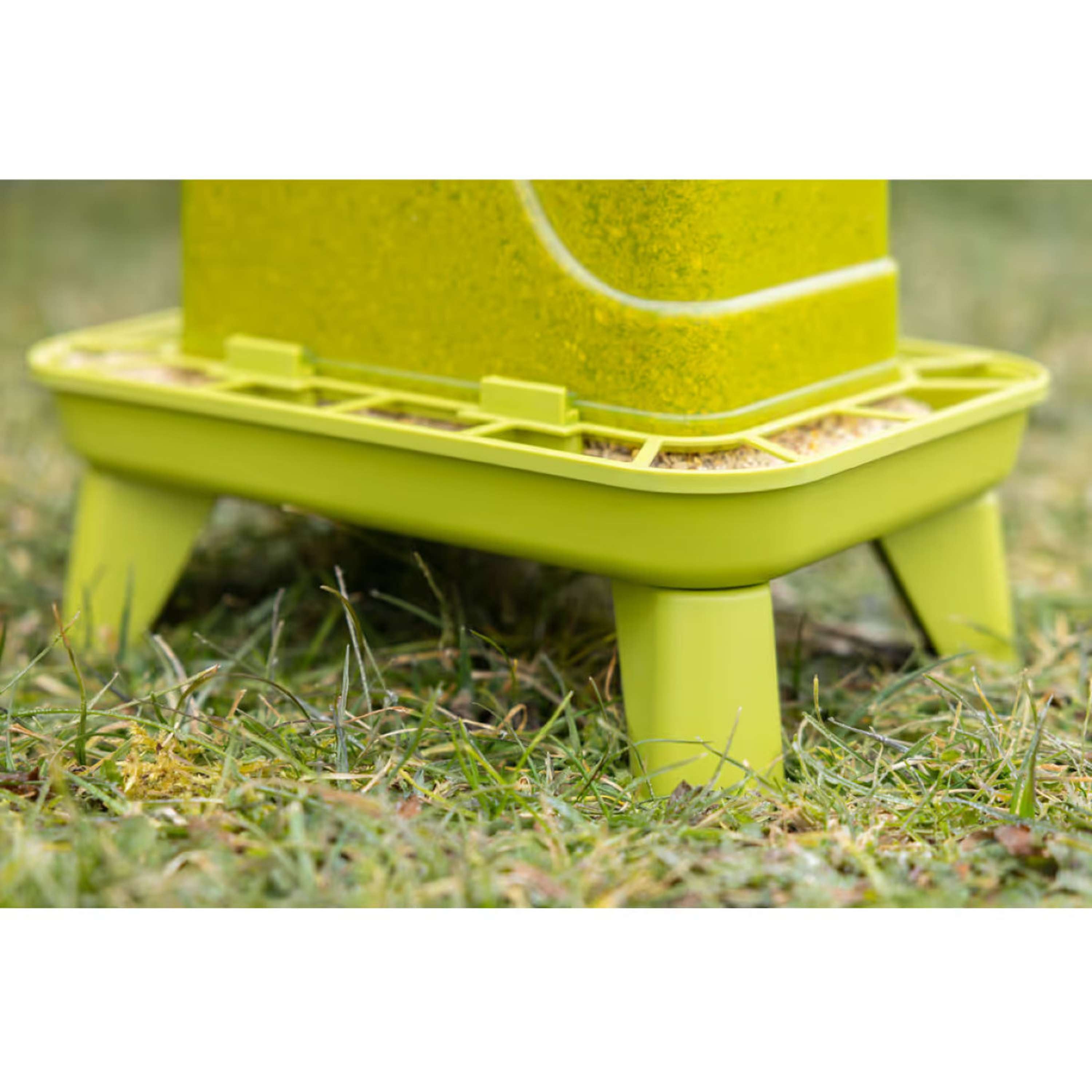 Kerbl Alimentador Automático en un soporte Verde