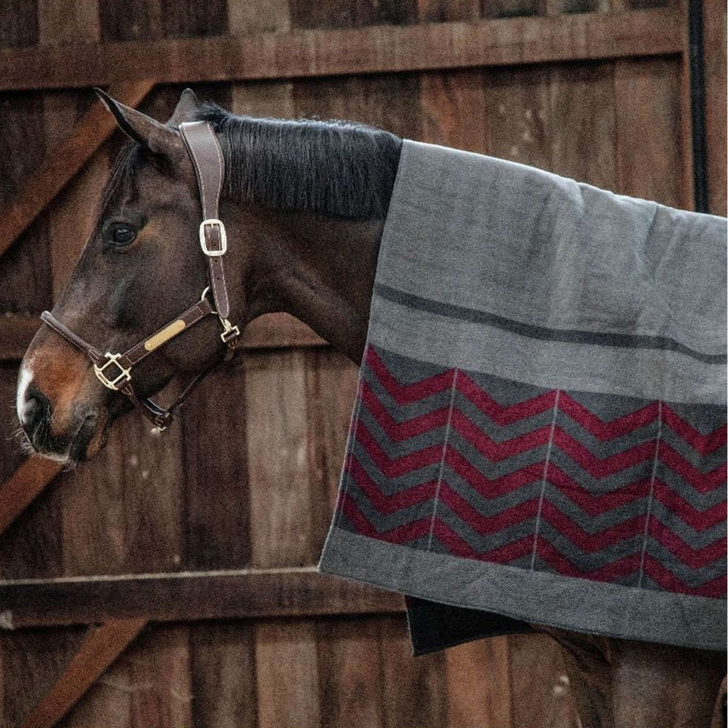 Kentucky Horsewear Manta de Forro Polar Heavy Square Fishbone Gris/Rojo Bordeaux
