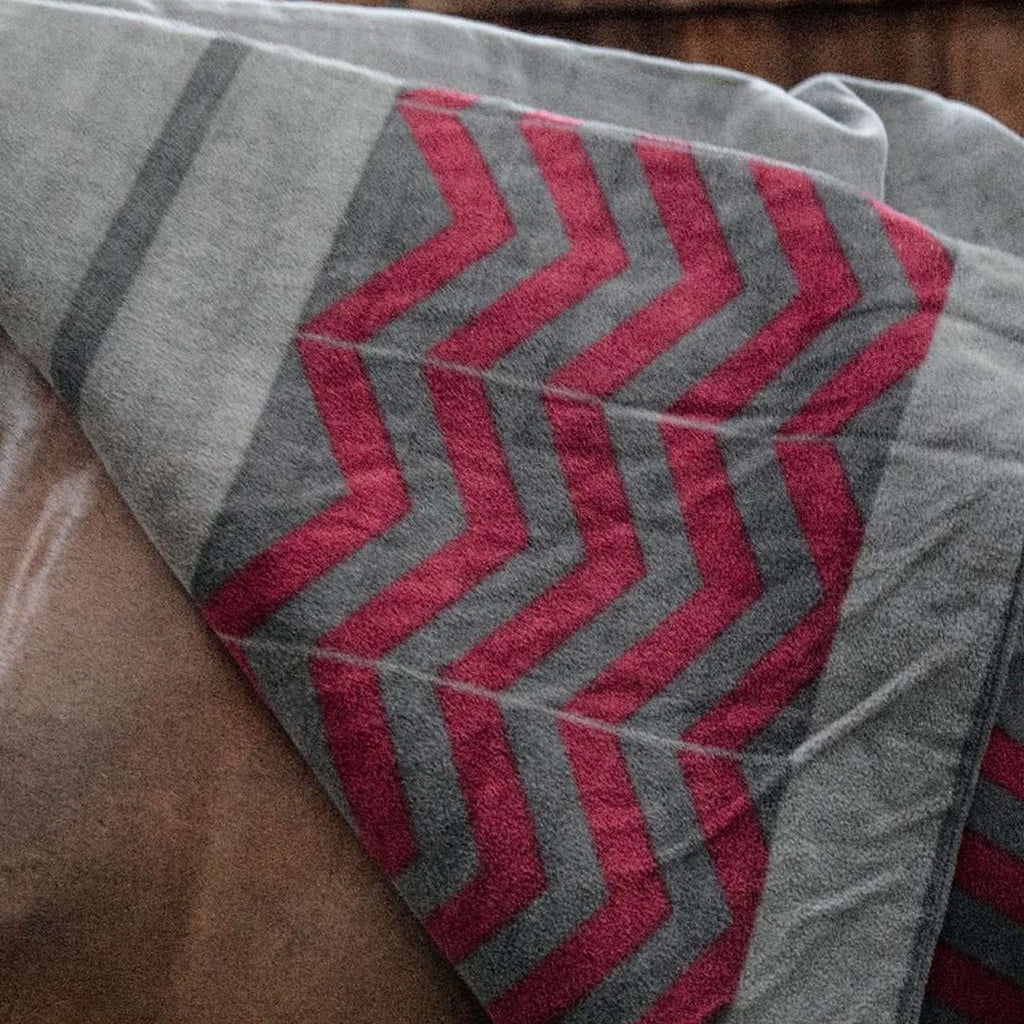 Kentucky Horsewear Manta de Forro Polar Heavy Square Fishbone Gris/Rojo Bordeaux