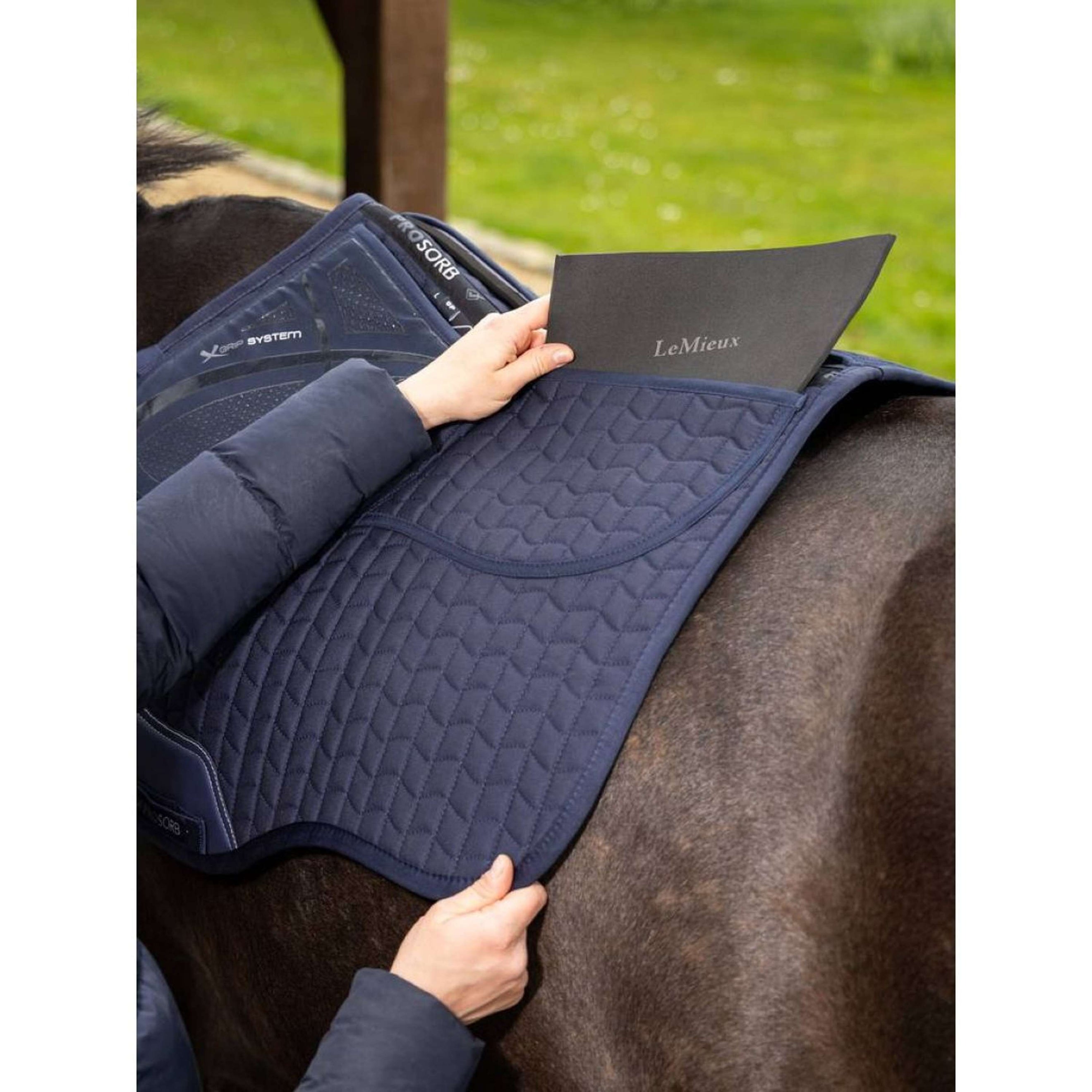LeMieux Mantilla Prosorb Plain 2 Pocket Doma clásica Navy LeMieux Mantilla Prosorb Plain 2 Pocket Doma clásica Navy