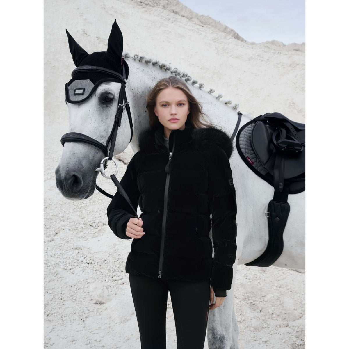 LeMieux Mantilla Aspen saltando Herringbone