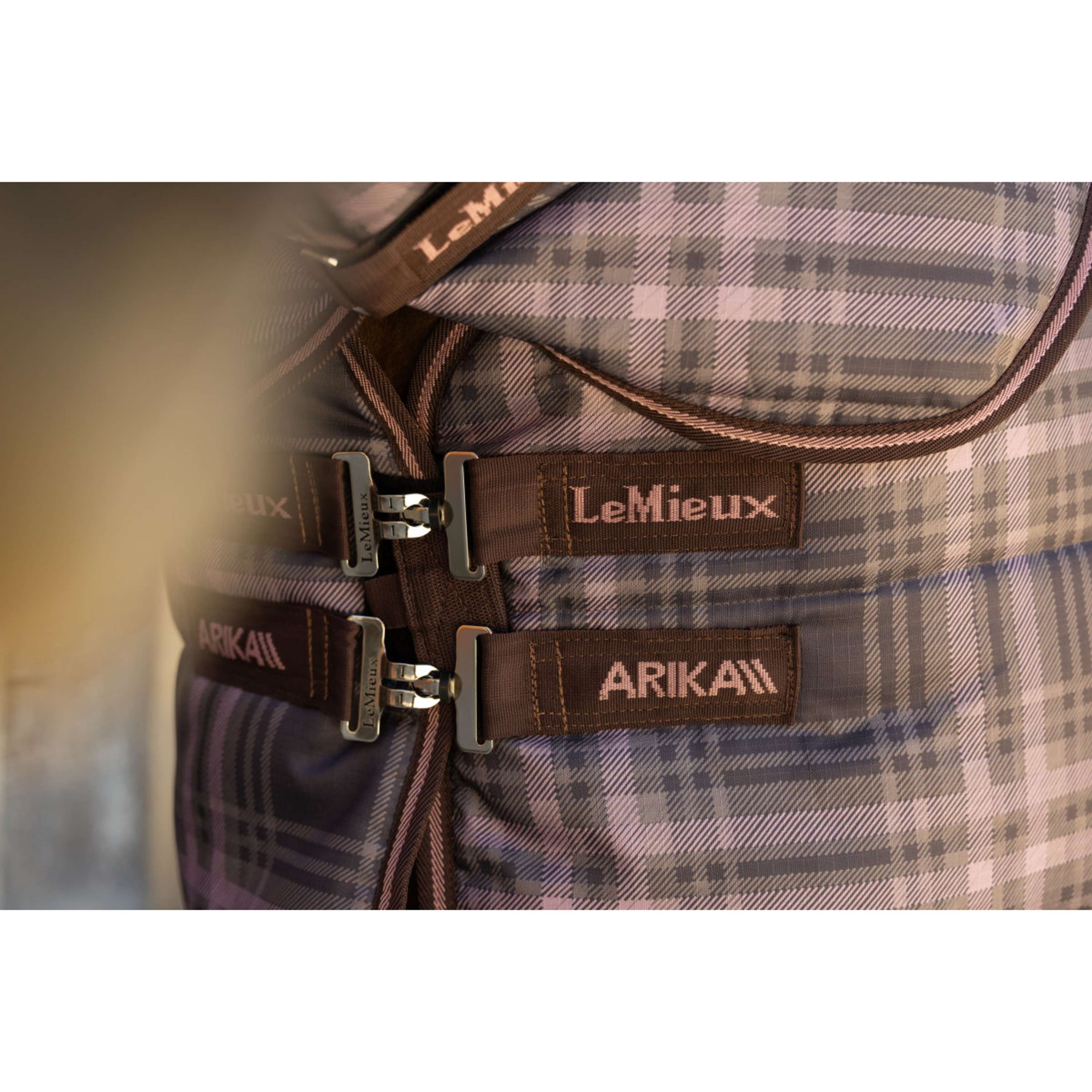 LeMieux Manta de Establo Arika Heritage Check with Neck 200g Cocoa